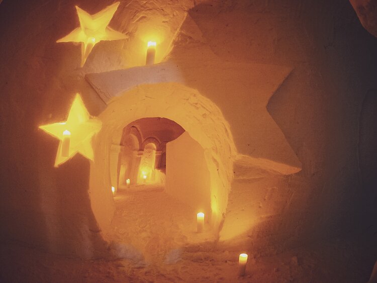 Liebevoll gestaltete, glitzernde Fantasiewelt im Iglu-Dorf auf Parsenn. | © Davos Klosters Mountains