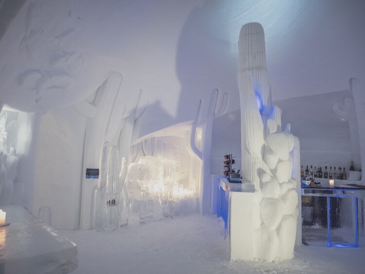 Bar aus Eis und Schnee im Iglu-Dorf auf Parsenn. | © Davos Klosters Mountains