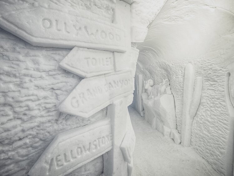 Wegweiser aus Schnee zeigen den Gästen die Richtungen an im Gang des Iglu-Dorf Davos. | © Davos Klosters Mountains
