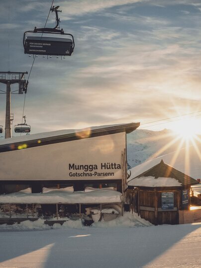 Blick auf rustikale, charmante Munggahütte auf 2222 m.ü.M. | © Davos Klosters Mountains