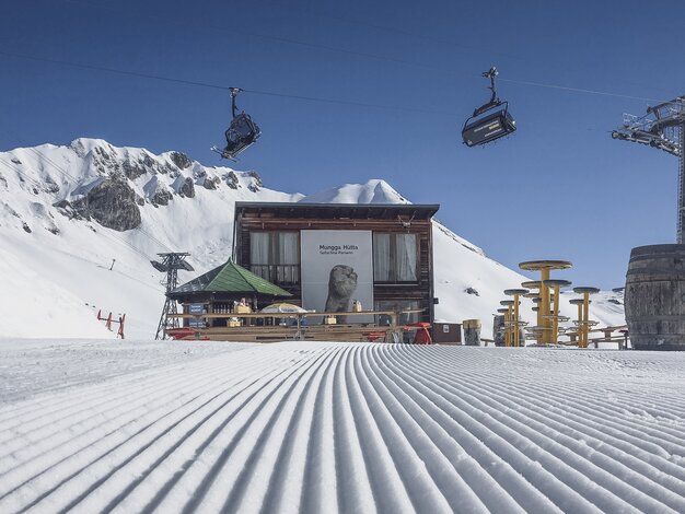 Frisch präparierte Piste führt zur charmanten Munggahütte auf Parsenn.  | © Davos Klosters Mountains
