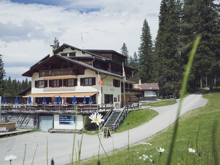 Aussenansicht des Berghaus Schifer im Sommer. | © Davos Klosters Mountains