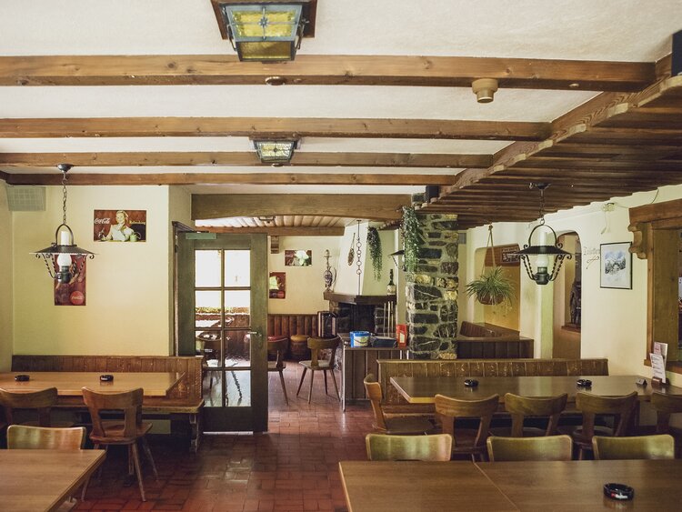 Urchig eingerichtete Gaststube mit Bündner Flair. | © Davos Klosters Mountains