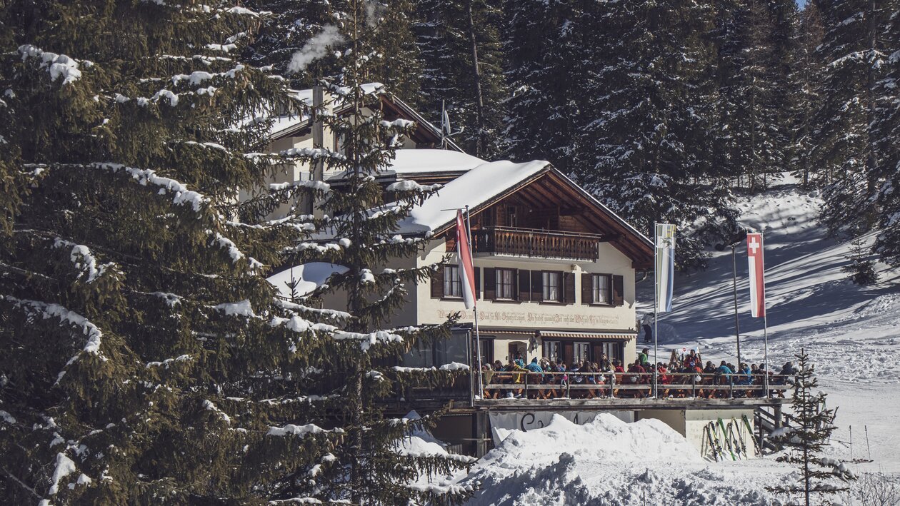 Blick auf das Berghaus Schifer welches von der Sonne angestrahlt wird. | © Davos Klosters Mountains