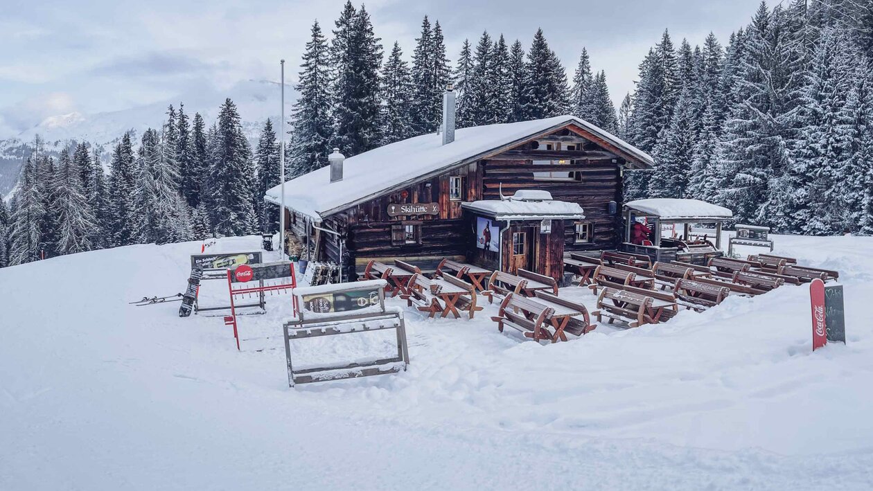 Das Restaurant Schiferstal auf Parsenn am morgen bei der Pistenkontrolle. | © Davos Klosters Mountains