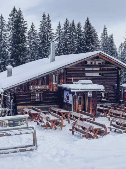 Das Restaurant Schiferstal auf Parsenn am morgen bei der Pistenkontrolle. | © Davos Klosters Mountains