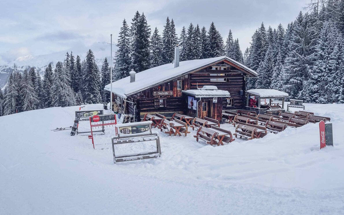 Das Restaurant Schiferstal auf Parsenn am morgen bei der Pistenkontrolle. | © Davos Klosters Mountains