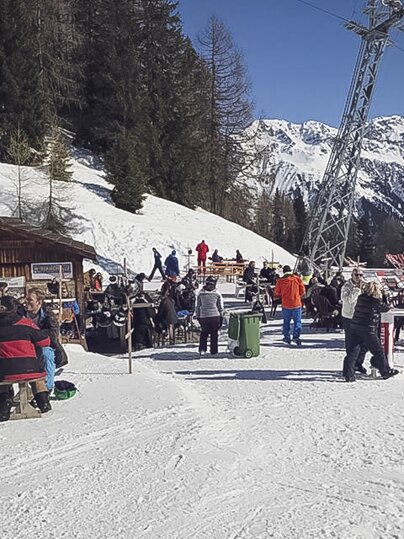 Ein einmaliger Ausblick mit viel Sonne laden zum Schneesportler zum erhohlen ein. | © Davos Klosters Mountains
