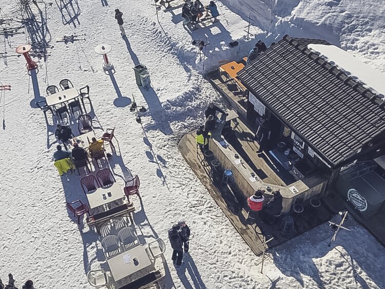 Blick aus der Luft auf die kleine, charmante Schwarzseealp Bar. | © Davos Klosters Mountains