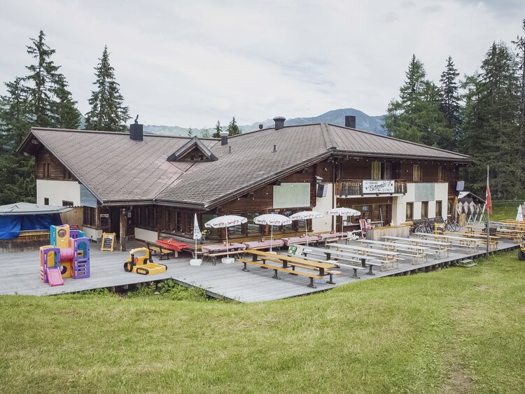 Das Ski- und Berghaus Serneuser Schwendi in seinem vollen Umfang. | © Davos Klosters Mountains