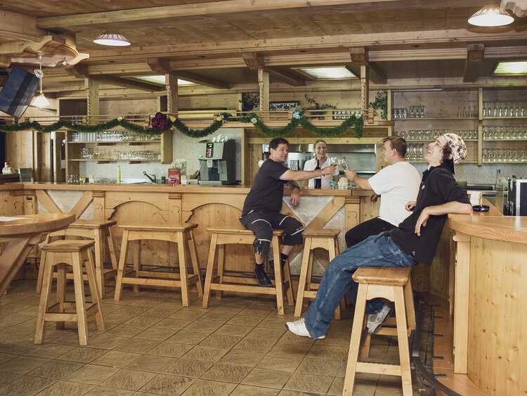 Die Urchige, aus Holz bestehende Bar der Serneuser Schwendi. | © Davos Klosters Mountains