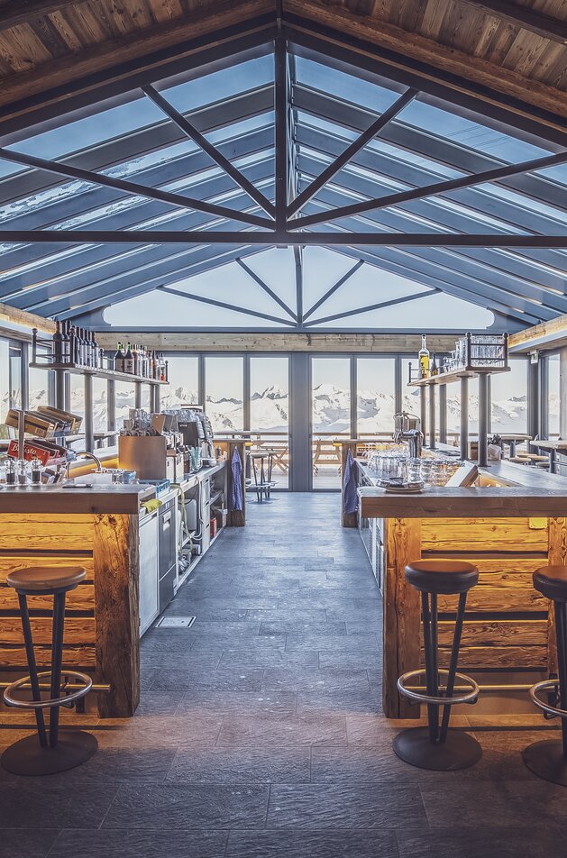 Restaurant Totalp präsentiert sich in elegantem und modernem Ambiente. | © Davos Klosters Mountains