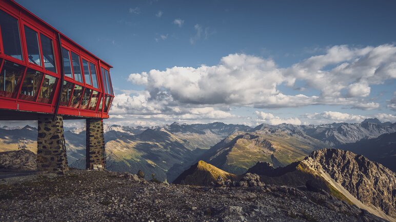 Blick vom Weissfluhgipfel über das Bergpanorama mit Panoramarestaurant im linken Bildrand. | © Davos Klosters Mountains