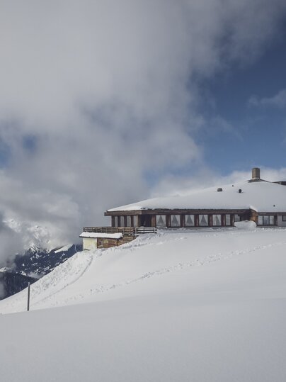 Sicht aus der Ferne zum Bergrestaurant Pischa welches von einer Schneepracht umgeben ist. | © Davos Klosters Mountains