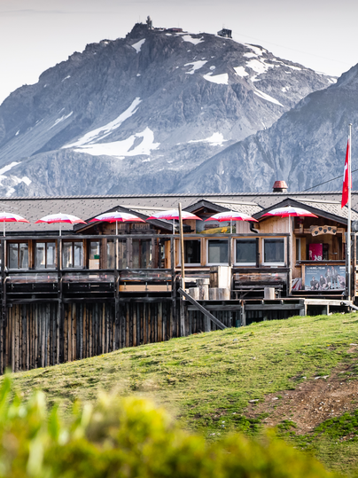 Blick auf die Hubelhütte, im Hintergrund Skigebiet Parsenn | © Davos Klosters Mountains