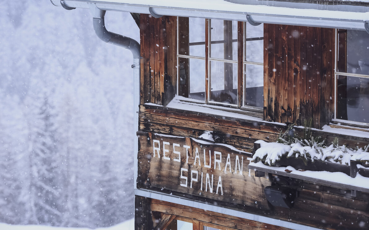 Schöne Holz Aufschrift des Restaurant Spina. | © Davos Klosters Mountains