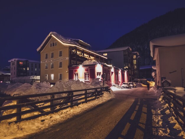  Exterior view of the Bolgenschanze bar during a winter night. | © Davos Klosters Mountains