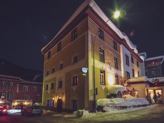 Blick auf die Musikbar Rotliechtli von aussen bei Nacht. | © Davos Klosters Mountains