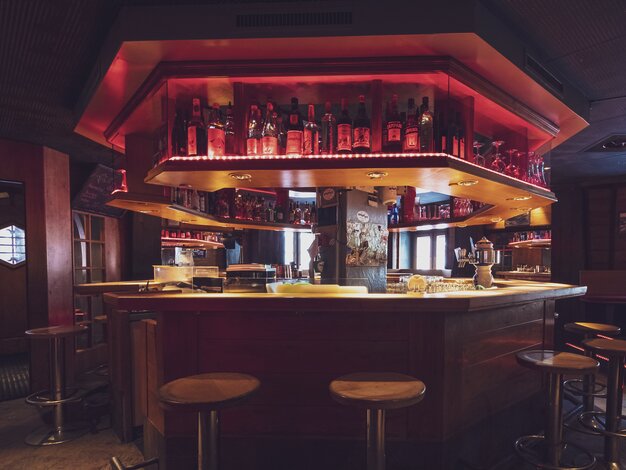 Beleuchtete Bar in der Musikbar Rotliechtli in Davos. | © Davos Klosters Mountains