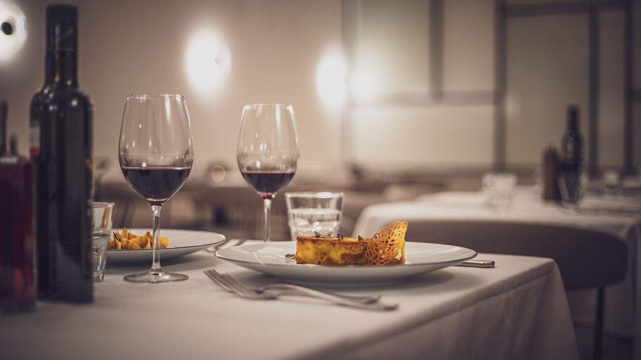 Gedeckter Tisch mit Rotwein uns Dessert | © Davos Klosters Mountains 