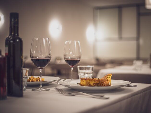 Gedeckter Tisch mit Rotwein uns Dessert | © Davos Klosters Mountains 