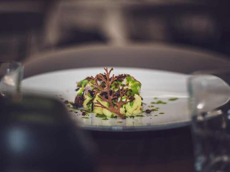 Der Oktopus-Salat des Bistro National liegt schön angerichtet auf dem Teller und sind köstlich aus. | © Davos Klosters Mountains