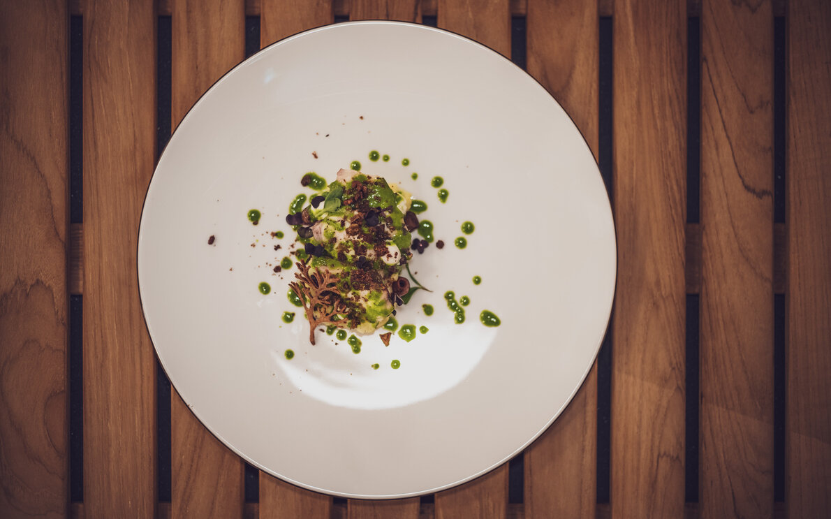 Angerichteter Teller mit einem köstlichen Oktopus-Salat, Ansicht von oben. | © Davos Klosters Mountains