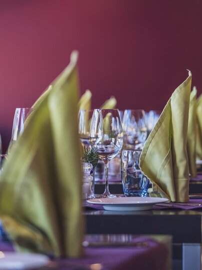 Stimmungsvoll eingerichtete Tische im Restaurant Giovadin Davos. | © Davos Klosters Mountains
