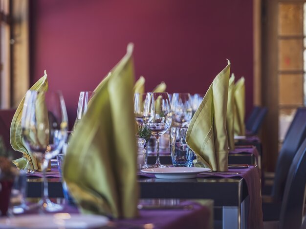 Stimmungsvoll eingerichtete Tische im Restaurant Giovadin Davos. | © Davos Klosters Mountains