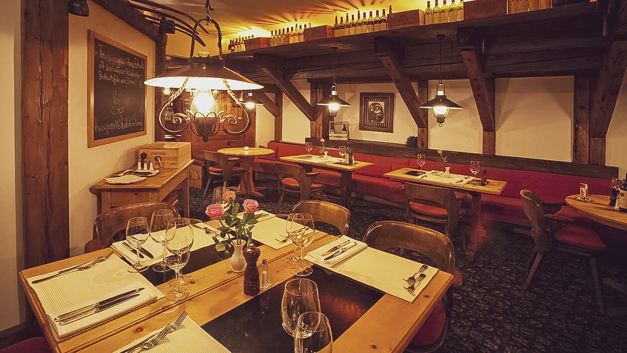Gedeckte Tische stehen bereit im heimeligen Restaurant mit guter Küche. | © Davos Klosters Mountains