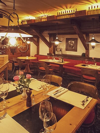 Gedeckte Tische stehen bereit im heimeligen Restaurant mit guter Küche. | © Davos Klosters Mountains