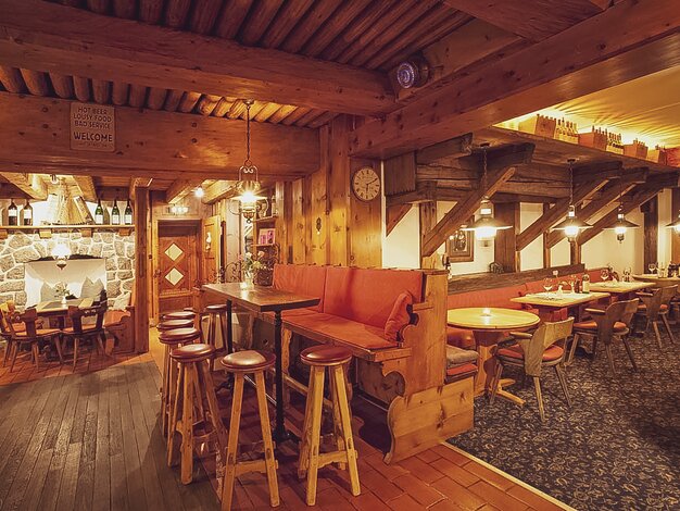Altes Holzwerk und heimelige Stimmung in der Montana Stube in Davos. | © Davos Klosters Mountains