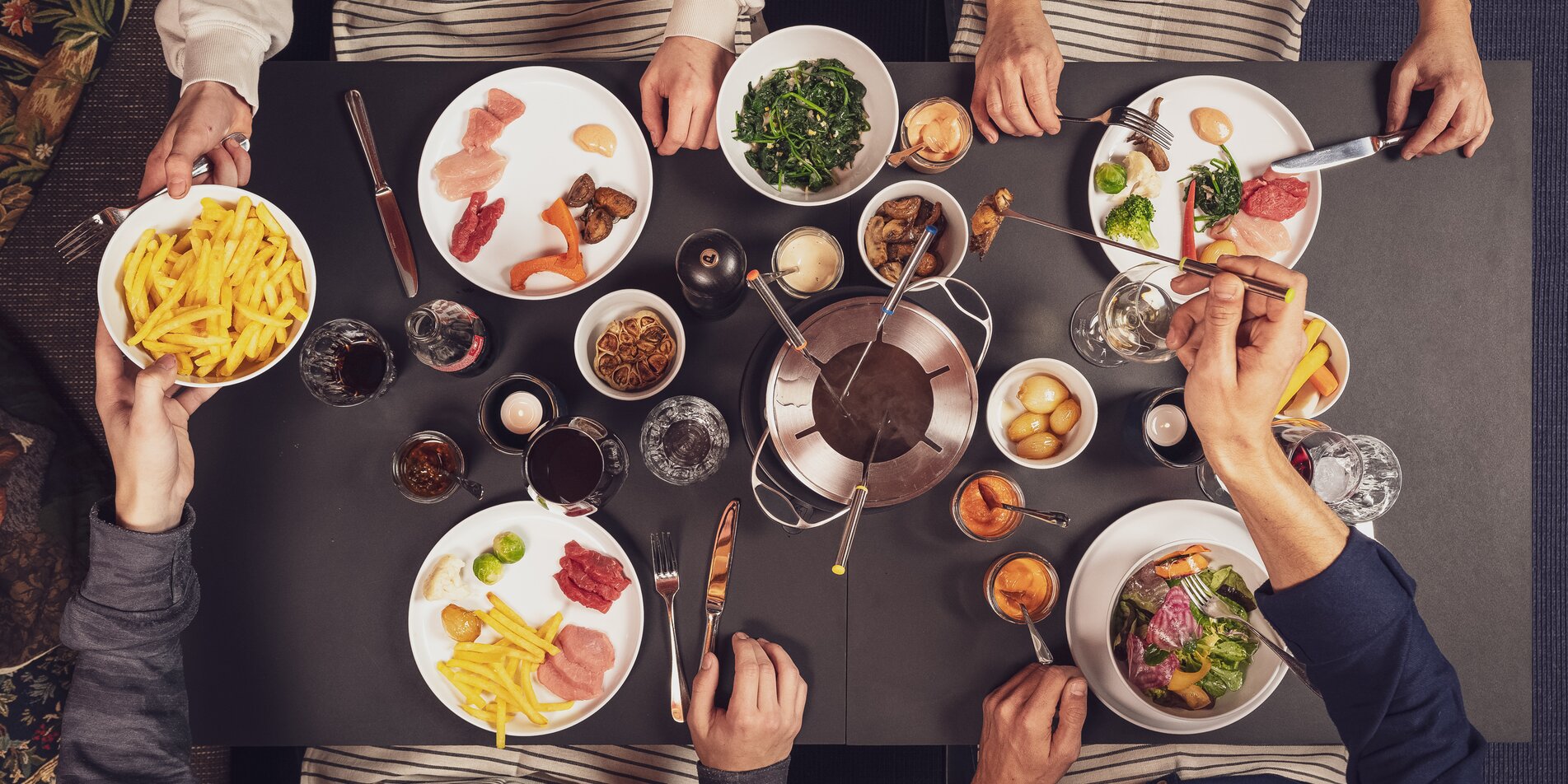 Gedeckter Tisch mit 4 Personen und  Fondue Chinoise  | © Davos Klosters Mountains 