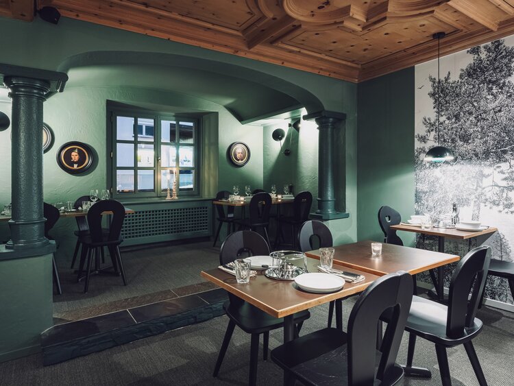 Restaurant mit mehreren gedeckten Tischen | © Davos Klosters Mountains 