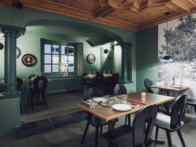 Restaurant mit mehreren gedeckten Tischen | © Davos Klosters Mountains 