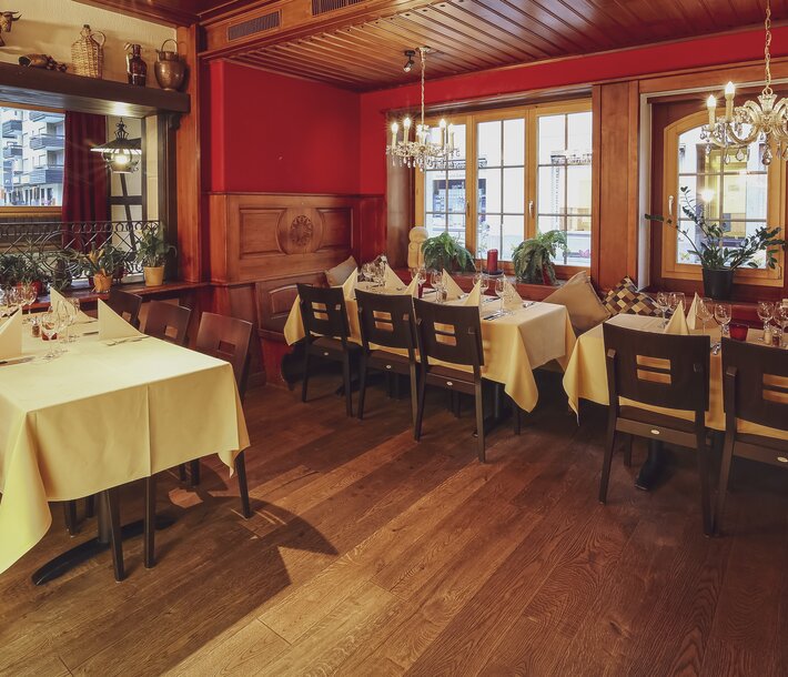 Blick in den Gastraum im Restaurant Steakhouse Ochsen. | © Davos Klosters Mountains