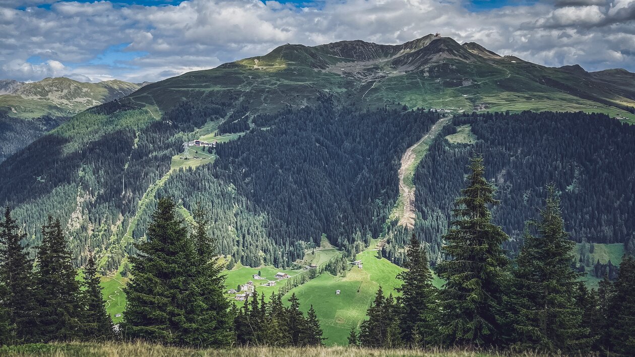 Blick von der gegenüberliegenden Seite auf die neue Talabfahrt des Skigebiets Jakobshorn im Sommer. | © Davos Klosters Mountains
