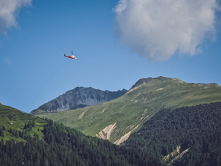 Die Arbeiten werden mit Unterstützung eines Helikopters durchgeführt. | © Davos Klosters Mountains