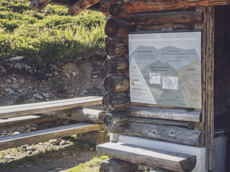 Ein Schild an der Hütte auf dem Rinerhorn erklärt das Projekt der Entflechtung von Wanderer und Biker auf dem Rinerhorn und Jakobshorn. | © Davos Klosters Mountains