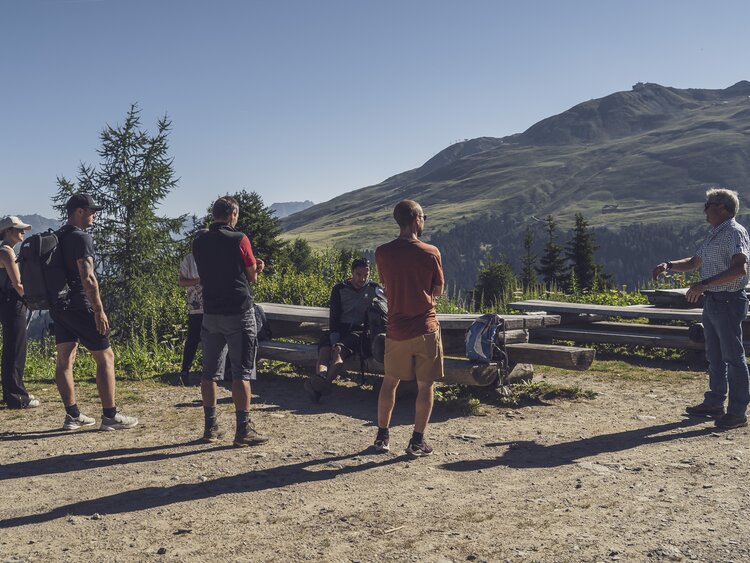 Am Spatenstich auf dem Rinerhorn wird das Projekt der Entflechtung von Bike- und Wanderweg vorgestellt. | © Davos Klosters Mountains