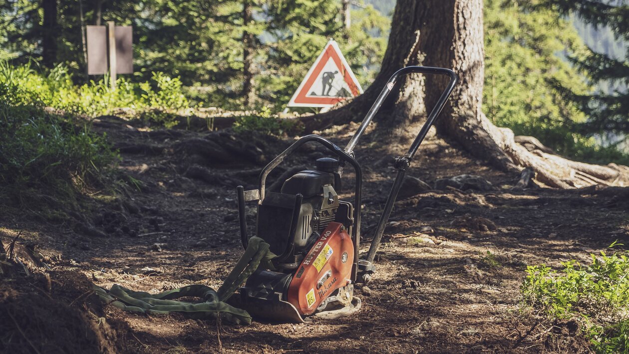 Eine Maschien zur Verdichtung des Bodens steht auf dem Trail im Wald. | © Davos Klosters Mountains