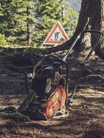 Eine Maschien zur Verdichtung des Bodens steht auf dem Trail im Wald. | © Davos Klosters Mountains