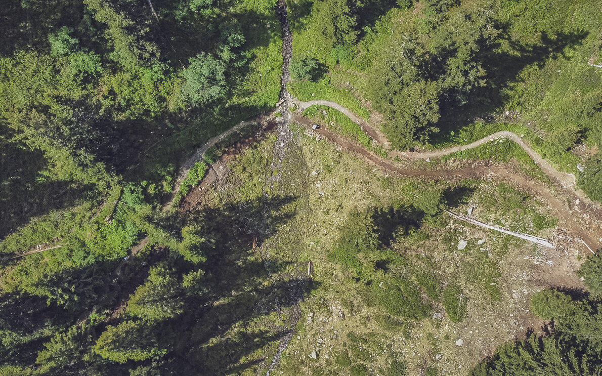 Blick aus der Vogelperspektive auf die beiden parallel liegenden Wege vom Rinerhorn ins Sertig. | © Davos Klosters Mountains