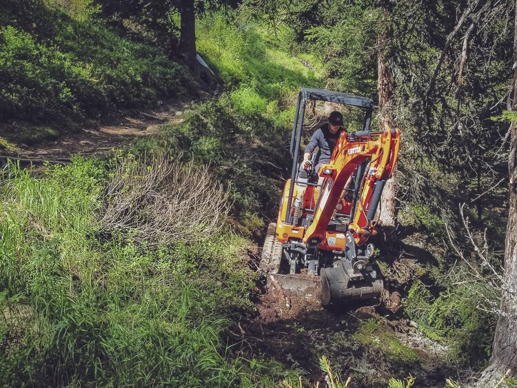 Mit dem Bagger wird parallel zum bestehenden Weg ein neuer gebaut. | © Davos Klosters Mountains