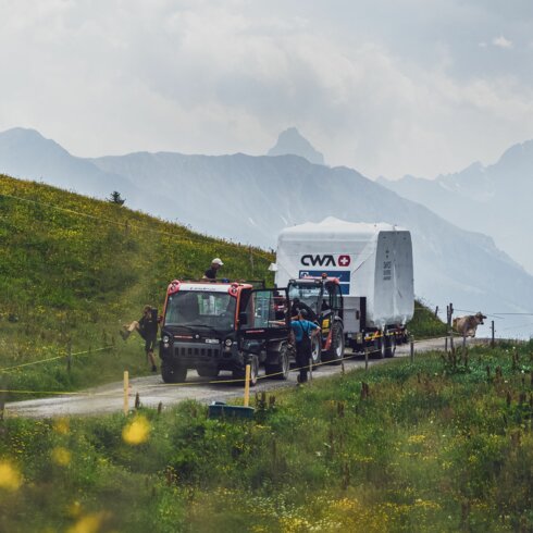 Die eingepackte neue Jakobshorn Kabine wir mit einem Fahrzeug auf das Jakobshorn transportiert. | © Davos Klosters Mountains
