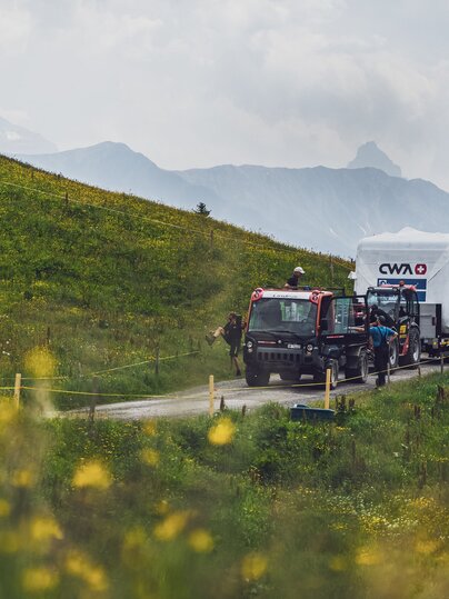 Die eingepackte neue Jakobshorn Kabine wir mit einem Fahrzeug auf das Jakobshorn transportiert. | © Davos Klosters Mountains