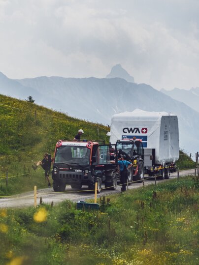 Die eingepackte neue Jakobshorn Kabine wir mit einem Fahrzeug auf das Jakobshorn transportiert. | © Davos Klosters Mountains