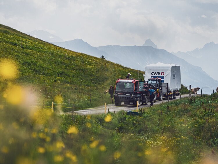 Die eingepackte neue Jakobshorn Kabine wir mit einem Fahrzeug auf das Jakobshorn transportiert. | © Davos Klosters Mountains