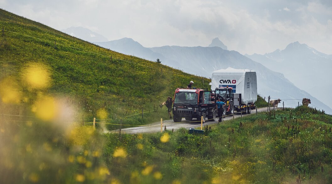 Transport der Seilbahn-Kabine aufs Jakobshorn | © Davos Klosters Mountains Die eingepackte neue Jakobshorn Kabine wir mit einem Fahrzeug auf das Jakobshorn transportiert. | © Davos Klosters Mountains