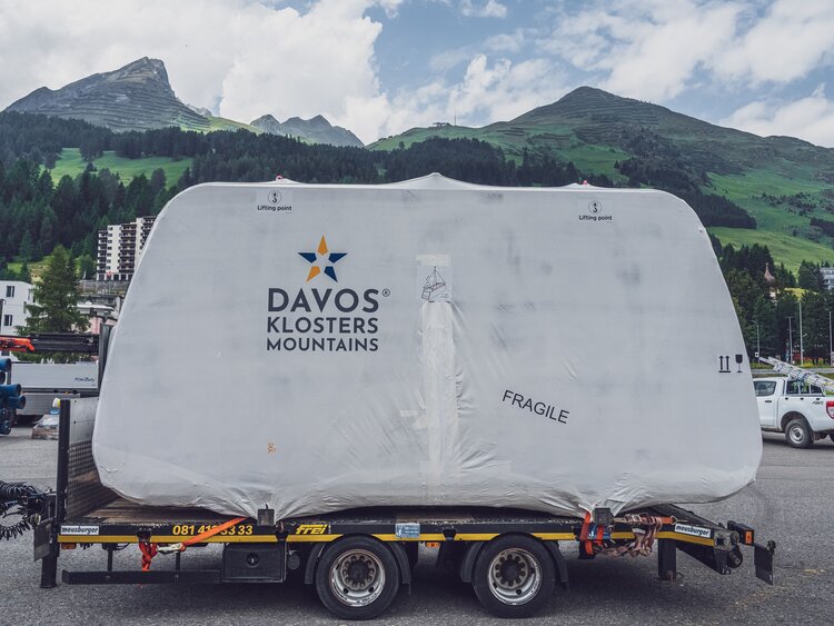 Die neue Kabine für die Seilbahn auf das Jakobshorn steht verpackt auf dem Parkplatz im Tal. | © Davos Klosters Mountains
